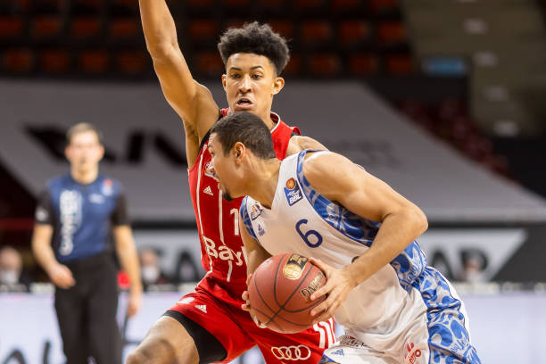 凭借他们的 凭借他们的